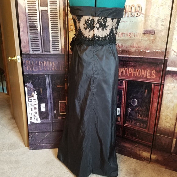 Strapless hand sewn silk gown with rose accent - Picture 16 of 16